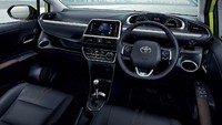 Kabinnya juga makin bertambah sporty dengan aura serba hitam. Dan untuk level teratasnya, sudah dibekali material kulit dengan jahitan asli berwarna orange di bagian jok dan lingkar kemudinya. Foto: Pool (Toyota)