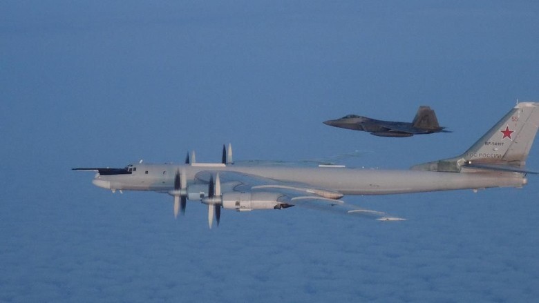 Jet Tempur Amerika Cegat 2 Pesawat Bomber Rusia di Alaska Jet Tempur Amerika Cegat 2 Pesawat Bomber Rusia di Alaska