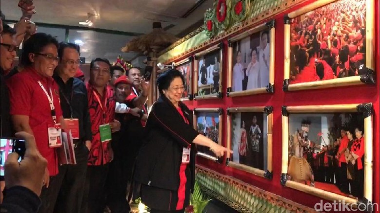 Saat Megawati Favoritkan Foto Bareng Prabowo Saat Megawati Favoritkan Foto Bareng Prabowo