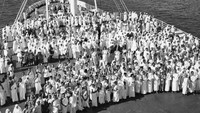Sejumlah umat Muslim asal Indonesia melakukan perjalanan ibadah haji dengan menggunakan kapal. Foto ini diambil pada tahun 1976. Keystone/Getty Images.