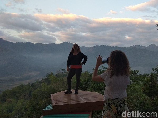 Dalam perkembangannya sejak tahun 2013, pengelolaan wisata Punthuk Setumbu dilakukan masyarakat Dusun Kurahan, Desa Karangrejo. (Eko Susanto/detikcom) Dalam perkembangannya sejak tahun 2013, pengelolaan wisata Punthuk Setumbu dilakukan masyarakat Dusun Kurahan, Desa Karangrejo. (Eko Susanto/detikcom)