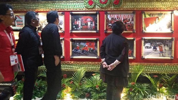  Ketua Umum PDIP Megawati Soekarnoputri meninjau pameran foto di area Kongres V PDIP. 