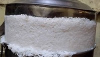 Mau masak nasi untuk porsi banyak, tapi ibu dari seorang netizen ini salah takar, dan hasilnya nasinya jadi seperti ini. Foto: Istimewa