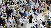 Hal ini berguna untuk menembus kepadatan jemaah lain dan juga agar tidak terpisah.