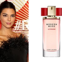 Kendall Jenner memilih Modern Muse Le Rouge dari Estee Lauder sebagai parfum sehari-harinya. Parfum ini dijual dengan harga US$ 75 Dollar atau sekitar Rp 1 juta. Foto: Getty Images