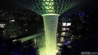 Permainan cahaya membuat Air Terjun HSBC Rain Vortex kian semarak (Randy/detikcom)