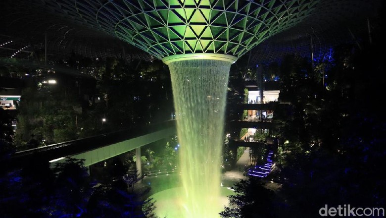 Air Mancur Jewel Changi Singapura