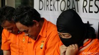 Polisi menangkap tiga orang pelaku penipuan jual-beli rumah mewah di Jakarta. Ketiga pelaku tersebut dihadirkan saat polisi memberikan keterangan pers di hadapan awak media di Jakarta, Jumat (9/8/2019).