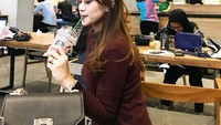 Wanita yang tinggal di Medan ini juga penggemar kopi. Ia tampak santai menyeruput segelas kopi di kafe kopi kekinian.  Foto: instagram @niaaprilsllh