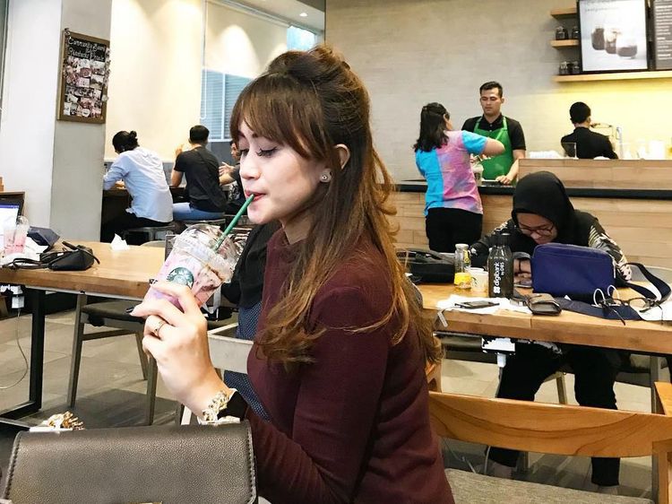 Ditinggal Pablo Benua, Nia April Tampil Eksis Saat Kulineran