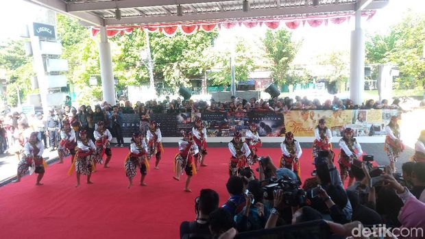 Gala Premier 'Bumi Manusia' dan 'Perburuan' Dipadati Warga Surabaya