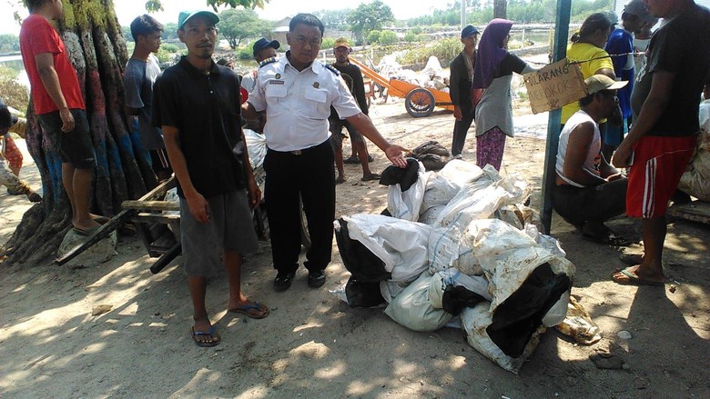 Kemenhub Angkat 4.380 Barel Tumpahan Minyak Pertamina di Laut Karawang Kemenhub Angkat 4.380 Barel Tumpahan Minyak Pertamina di Laut Karawang