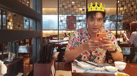 Duh, foto candid aja, Siwon masih terlihat tampan! Ia mengenakan kemeja bunga-bunga saat santap di resto oriental. Foto: Instagram my_siwonest
