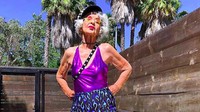 Ternyata kalimat usia hanyalah angka sangat cocok untuk gambaran Helen Van Winkle. Di usianya yang telah menginjak angka 91 dia tetap ceria dan traveling. (baddiewinkle/Instagram)