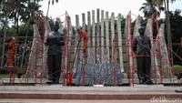 Menjelang peringatan HUT Republik Indonesia ke-74, sejumlah petugas melakukan perawatan di kompleks Tugu Proklamasi yang berada di Jakarta, Jumat (9/8/2019).