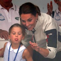 Melihat keramaian di sana, Kate meminta Charlotte untuk menyapa publik dan fotografer yang berada di luar gedung. Alih-alih melambaikan tangan, Charlotte menjulurkan lidahnya ke publik. (Foto: Clive Mason/Getty Images)