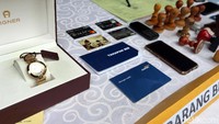Barang bukti terkait kasus penipuan jual-beli rumah mewah tersebut turut ditampilkan saat polisi memberikan keterangan di hadapan para awak media.