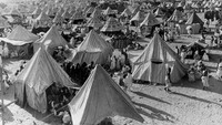 Potret perkemahan para jemaah haji yang tengah melaksanakan ibadah haji di Kota Mekah, Arab Saudi. Foto ini diambil pada tahun 1967. Fox Photos/Getty Images.