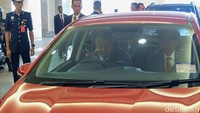 Satu rahasia terungkap saat Presiden Joko Widodo disopiri Perdana Menteri Malaysia Mahathir Mohamad. Foto: Jokowi dan Mahathir (Andhika Prasetia/detikcom)