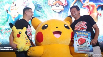 Direktur Eksekutif Salim Grup Axton Salim (kiri), dan anggota Dewan Direksi The Pokemon Company Kenjiro Ito saat peluncuran  Pokémon Trading Card Game di Jakarta, Kamis (8/8/2019).