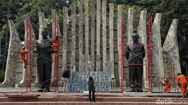 Tugu Proklamasi jadi salah satu monumen bersejarah yang berada di ibu kota. Kompleks Tugu Proklamasi dibangun untuk memperingati kemerdekaan Indonesia.