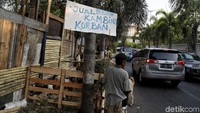 Larangan untuk berjualan di trotoar pun sesungguhnya telah ditetapkan oleh Pemprov DKI Jakarta melalui Instruksi Gubernur DKI Jakarta Nomor 46 Tahun 2019 tentang Pengendalian Penampungan dan Pemotongan Hewan dalam Rangka Idul Adha 2019/1440 H.