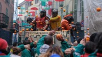 Nama festival ini adalah Battle of the Oranges. Berlokasi di Ivrea, Italia, para pengunjung akan saling melempar jeruk. Foto: Istimewa