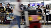 Terkait dengan adanya aksi protes di Bandara Internasional Hong Kong, otoritsa bandara mengumumkan, bahwa hanya calon penumpang pemegang dokumen perjalanan yang akan diizinkan memasuki terminal. Thomas Peter/Reuters.