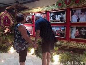 Turis Aussie pun Kepincut Foto Mega-Jokowi di Kongres PDIP