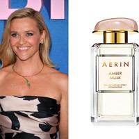 Reese Witherspoon mengatakan bahwa dirinya bahkan tidak dapat keluar rumah jika tidak menggunakan parfum kesukaannya, yaitu Amber Musk keluaran Aerin. Parfum yang memadukan aroma musk dan bunga ini dijual seharga Rp 2 jutaan. Foto: Getty Images