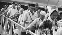 Di masa lalu, saat rute penerbangan belum menjangkau berbagai negara di dunia, umat Muslim Indonesia kebanyakan menggunakan transportasi laut untuk dapat tiba di Kota Suci Mekah dan melaksanakan ibadah haji. Terry Fincher/Express/Getty Images.