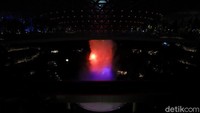 Pada jam-jam tertentu, Air Terjun HSBC Rain Vortex menampilkan permainan cahaya dan hologram yang indah bukan main (Randy/detikcom)