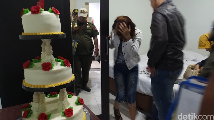 Petugas gabungan razia hotel di Bandung. Belasan pasangan tak resmi diamankan. Ditemukan pula kondom, airsoft gun hingga obat terlarang