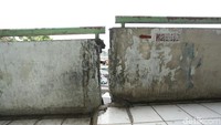 Retakan terlihat semakin parah.