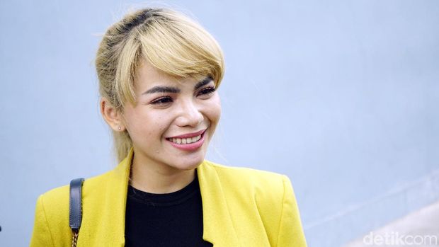 Dinar Candy dan ayahnya saat ditemui di studio Trans TV.