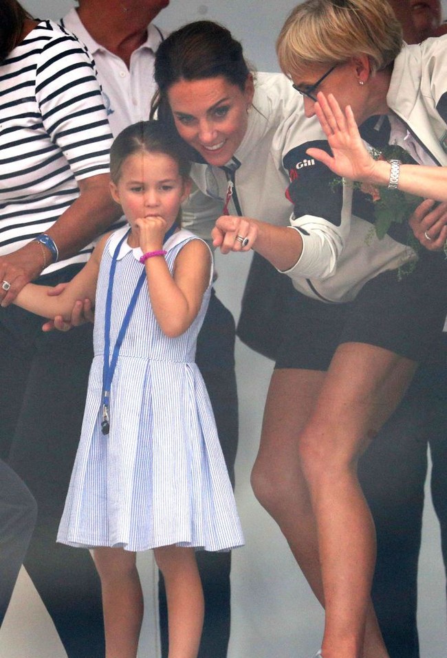 Sementara itu, Putri Charlotte memakai dress biru garis-garis dari Ralph Lauren Kids. Harganya 128 pound sterling atau Rp 2,2 juta. (Foto: Clive Mason/Getty Images)