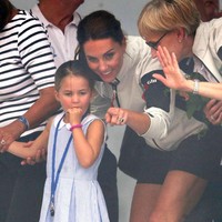 Sementara itu, Putri Charlotte memakai dress biru garis-garis dari Ralph Lauren Kids. Harganya 128 pound sterling atau Rp 2,2 juta. (Foto: Clive Mason/Getty Images)
