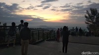 Punthuk Setumbu Borobudur, Kabupaten Magelang, menjadi destinasi wisata berburu matahari terbit atau sunrise. Turis domestik maupun mancanegara ramai berkunjung. (Eko Susanto/detikcom)