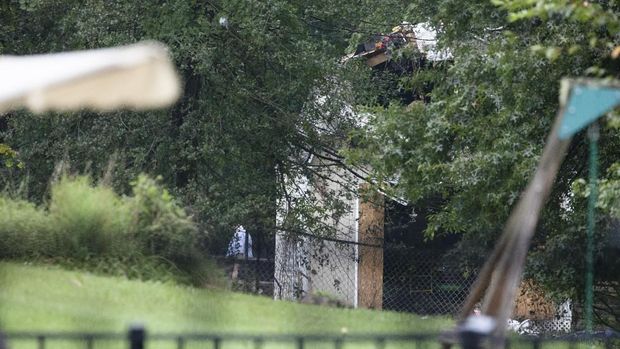 Puing-puing pesawat ringan yang jatuh ke halaman belakang rumah warga di Philadelphia AS