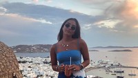 Sambil memegang gelas minuman, Matilde pose di resto berpemandangan laut keren. Wanita yang bersekolah seni di London ini sedang bearada di Mykonos, Yunani. Foto: Instagram matildefmf