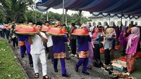 Pangkal Pinang merayakan Idul Adha dengan membagikan makanan ke sesama. Makanan tersebut dikemas dalam wadah yang ditutup dengan tutup berwarna merah. Foto: Istimewa