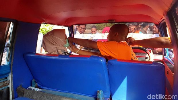 Rekosntruksi kasus pemerkosaan dan pembunuhan mahasiswi oleh sopir angkot.