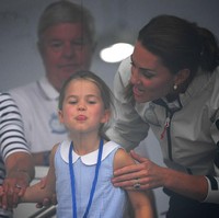 Untungnya, publik yang berada di sana tak tersinggung dengan aksi cicit Ratu Elizabeth II itu. Dari tayangan video yang viral di media sosial, mereka justru juga tertawa melihat aksi Charlotte. (Foto: Clive Mason/Getty Images)