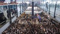 Pengamanan di area sekitar bandara pun diperketat menyusul adanya rencana massa melakukan aksi protes di Bandara Hong Kong. Thomas Peter/Reuters.