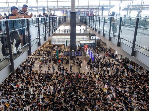 Aksi demonstran Hong Kong di bandara