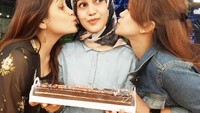Bersama dua sahabatnya, Nia siap beerbagi cake yang ukurannya panjang ini. Wah doyan makanan manis juga ternyata.  Foto: instagram @niaaprilsllh