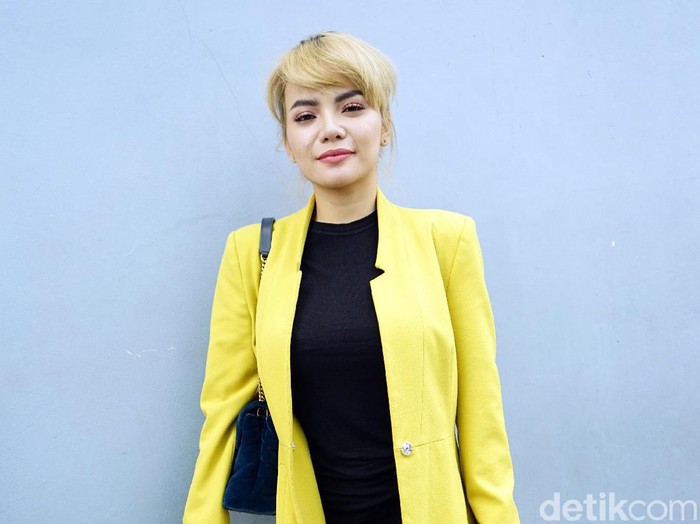 Dinar Candy dan ayahnya saat ditemui di studio Trans TV.