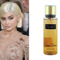 Kylie Jenner tidak menyukai parfum yang terlalu berbau menyengat. Oleh sebab itu pilihannya jatuh kepada merek parfum Coconut Passion keluaran Victoria Secret. Parfum ini dijual dengan harga relatif murah, yaitu sekitar Rp 118 ribu. Foto: Getty Images