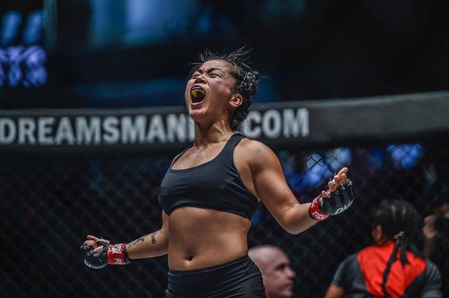 Setelah itu, Bi mulai mengenal bela diri. Diawali dengan kelas Muay Thai, Bi mengaku ingin memberdaya dirinya sendiri dengan olahraga tersebut sekaligus pelepas stres. Meninju samsak, secara fisik, tidak sama. Tapi itu adalah apa yang diminta dokter. Itu persis yang aku cari di waktu bersamaan dan sampai sekarang, ungkapnya. Foto: Instagram @killerbeemma