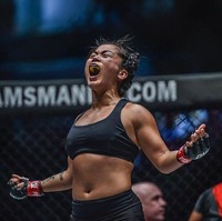 Setelah itu, Bi mulai mengenal bela diri. Diawali dengan kelas Muay Thai, Bi mengaku ingin memberdaya dirinya sendiri dengan olahraga tersebut sekaligus pelepas stres. Meninju samsak, secara fisik, tidak sama. Tapi itu adalah apa yang diminta dokter. Itu persis yang aku cari di waktu bersamaan dan sampai sekarang, ungkapnya. Foto: Instagram @killerbeemma